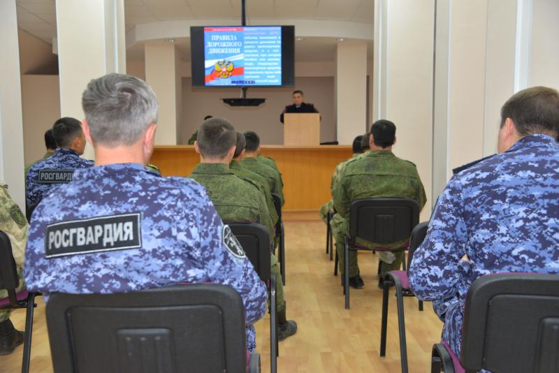 На Ямале состоялась встреча военнослужащих и сотрудников Росгвардии с представителем Госавтоинспекции