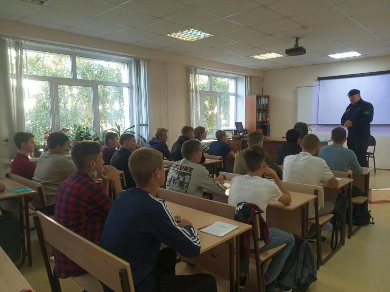 Сотрудники новосибирского ОМОН провели со студентами урок Мужества «Вместе против террора»