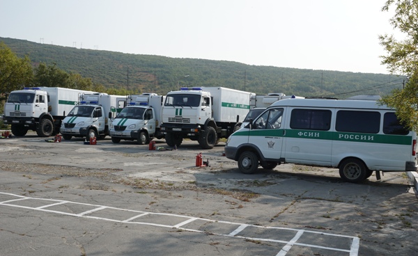 В отделе по конвоированию УФСИН России по Магаданской области состоялся строевой смотр специальных автомобилей для перевозки осужденных