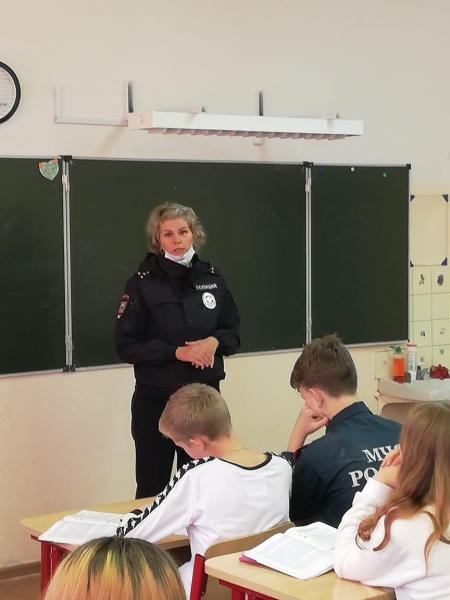 Зеленоградская полиция в рамках акции «Неделя безопасности» проводит беседы со школьниками