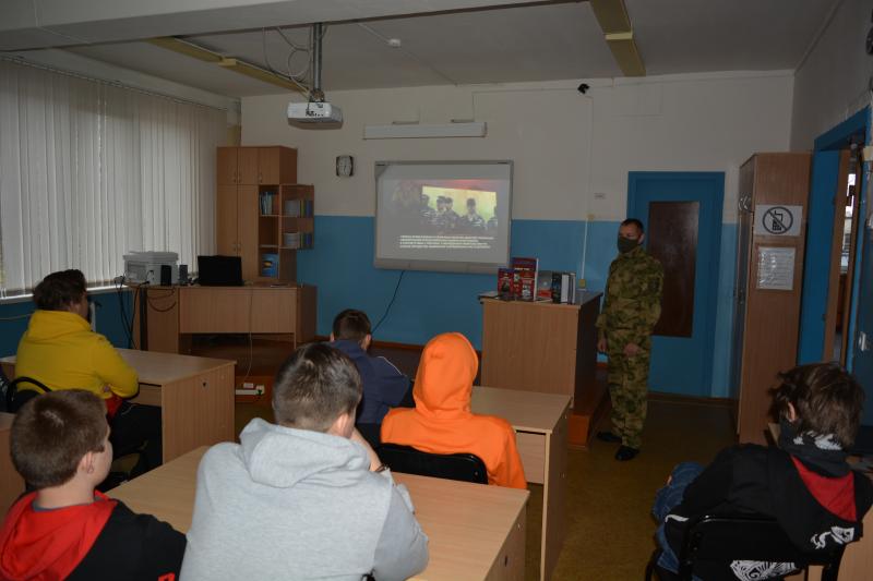 Сотрудники Управления Росгвардии по Новгородской области провели со студентами  тематическое занятие
