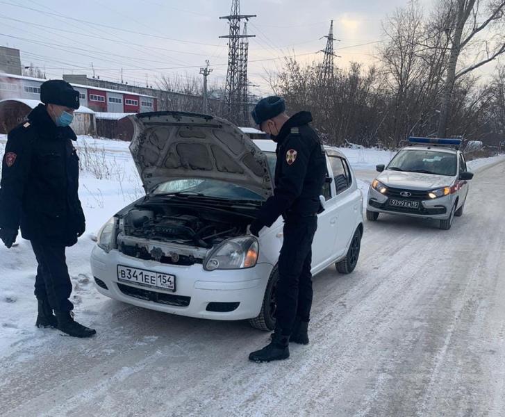 Росгвардейцы пришли на помощь жительнице Новосибирска, попавшей в трудную ситуацию на дороге