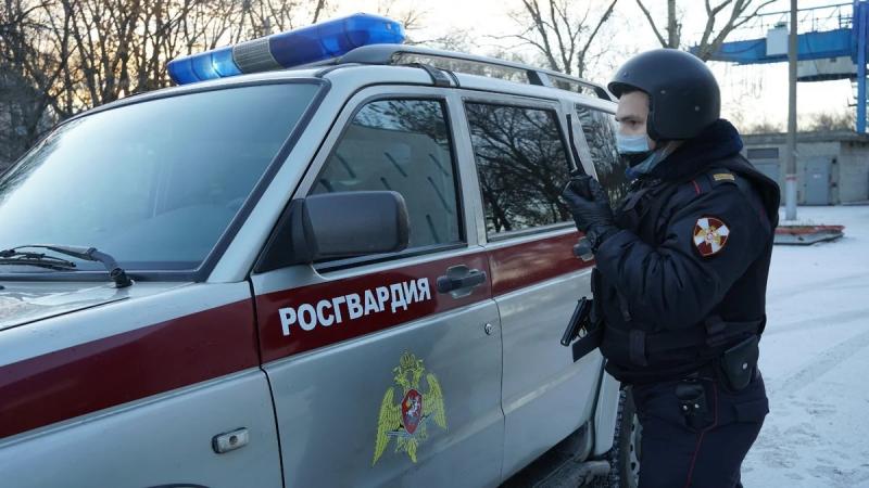 В Новосибирске сотрудники вневедомственной охраны Росгвардии задержали подозреваемых в краже автомобильных колес