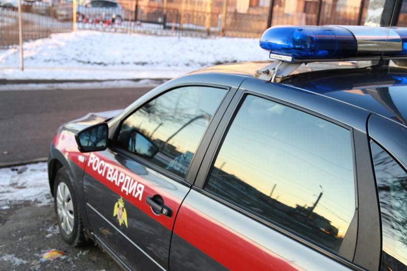 В Челябинске бойцы Росгвардии задержали мужчину, подозреваемого в краже из супермаркета
