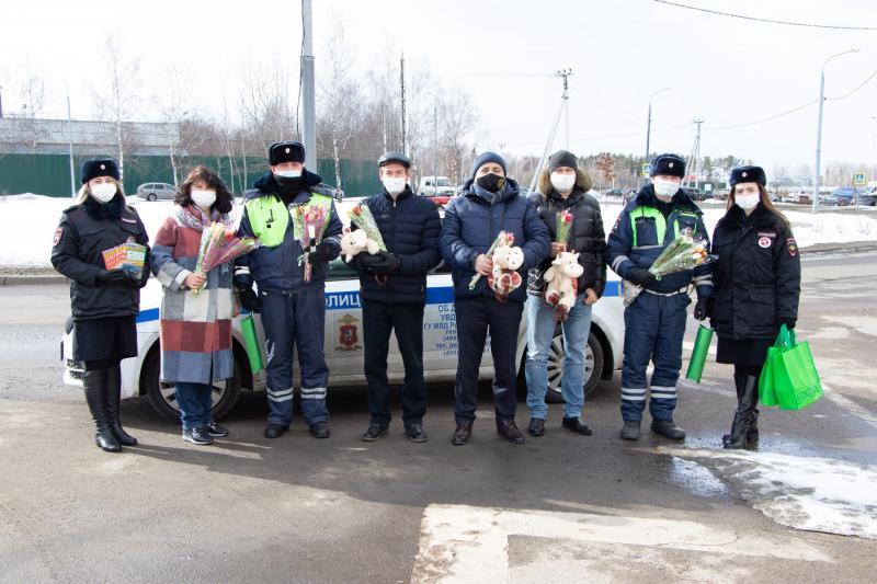 Сотрудники Госавтоинспекции Новой Москвы поздравили автоледи с наступающим праздником 8 Марта