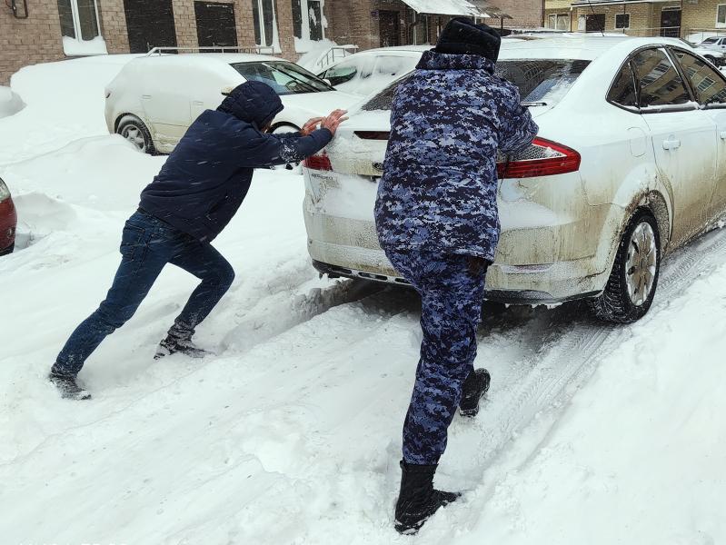 В Ставрополе росгвардейцы оказали помощь гражданину, оказавшемуся в затруднительной ситуации на дороге