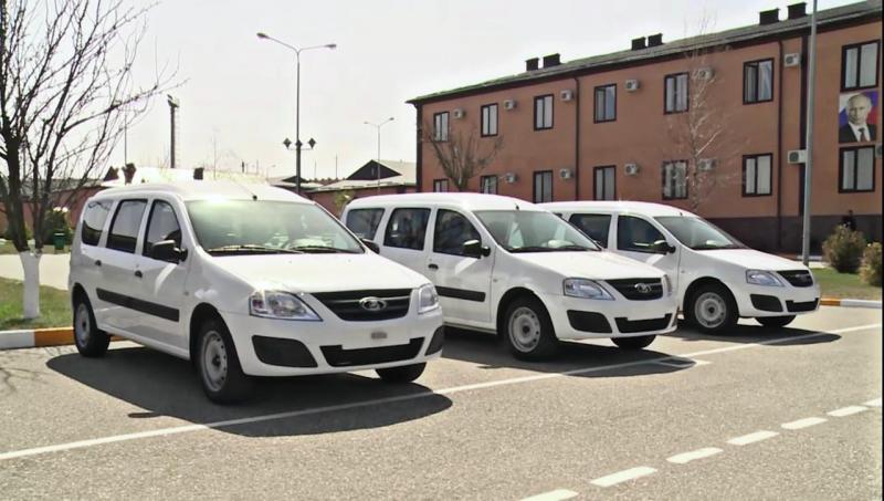 Фонд Кадырова передал Учебно-тренировочному центру спецподразделения СОБР «Терек» три легковых автомобиля.