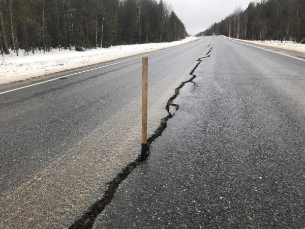 Около села Додзь в Коми начался ремонт обновленного дорожного участка, который «прорезала» глубокая трещина