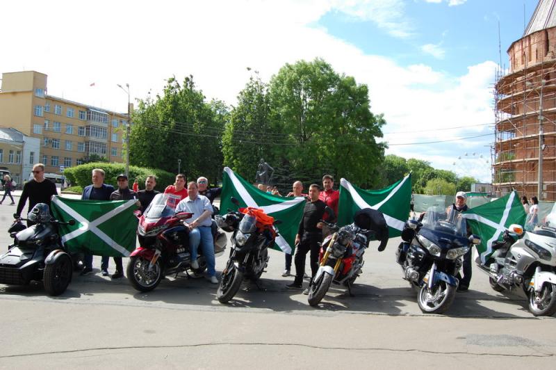 Участники мотопробега, посвященного 30-летию образования таможенной службы Российской Федерации, побывали в Смоленске
