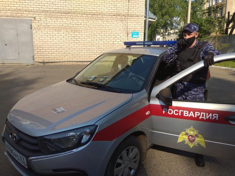 В городе Кирово-Чепецке сотрудники Росгвардии задержали подозреваемого в повреждении чужого автомобиля