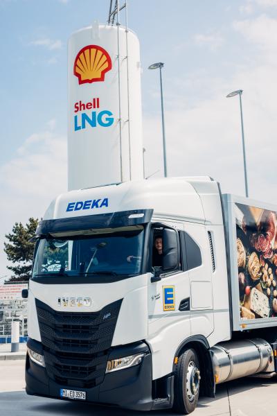 Сеть супермаркетов EDEKA Minden-Hannover в течение одного года будет использовать три грузовых автомобиля IVECO S-WAY, работающих на сжиженном биогазе от компании Shell