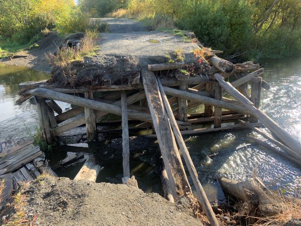Камчатские активисты Народного фронта добиваются ограждения и демонтажа разрушенного моста через реку Халактырка
