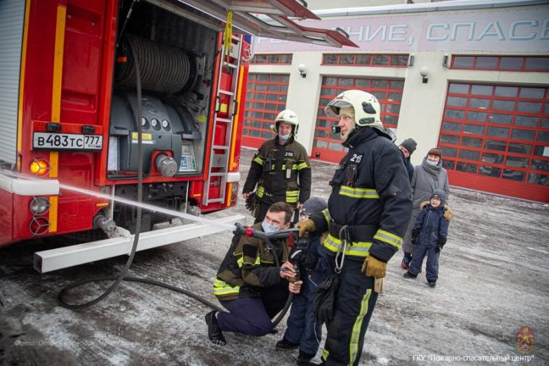 Пожарные исполнили мечту маленьких москвичей
