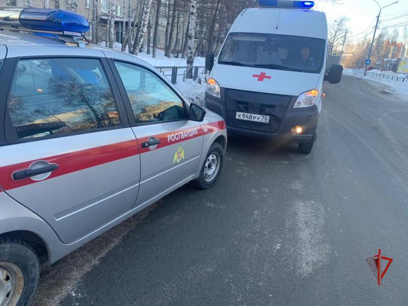Сотрудники Росгвардии задержали подозреваемого, причинившего телесные повреждения жителям Томска