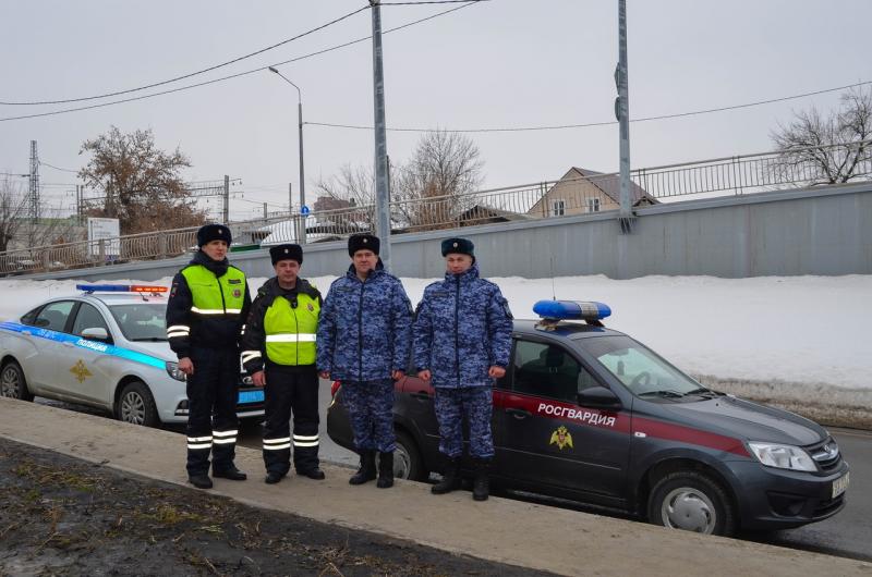 В Пензе сотрудники полиции совместно с экипажем Росгвардии спасли женщину, тонувшую в ледяной реке