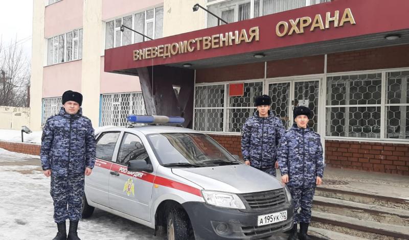 В Башкирии росгвардейцы потушили загоревшийся автомобиль
