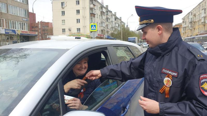 В Екатеринбурге госавтоинспекторы вручили участникам дорожного движения георгиевские ленточки