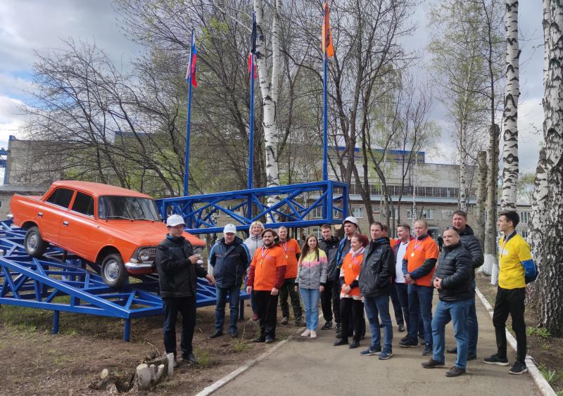 Рабочие установили стелу в память о легендарных строителях автозавода в Ижевске
