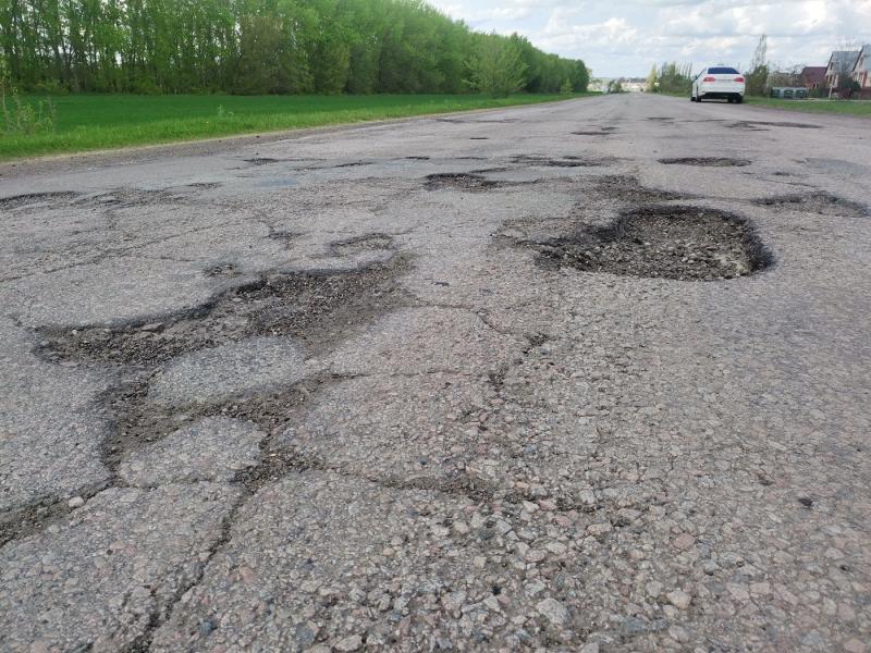 Тридцать километров экстрима: дорога «Калач – Новая Криуша» гонит водителей на обочины и встречку