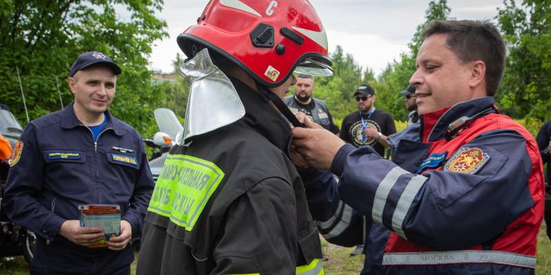 Наперегонки с ветром: работник Пожарно-спасательного центра рассказал, как любовь к мотоциклам привела его в профессию и волонтёрство