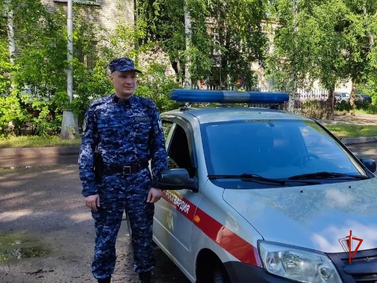 Сотрудники вневедомственной охраны по пути на службу задержали пьяного водителя в Северске