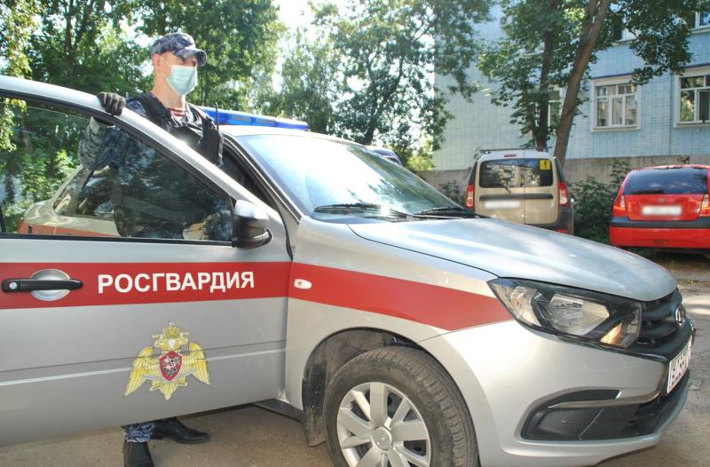 В Кирове росгвардейцы задержали подозреваемого в краже дорожного знака