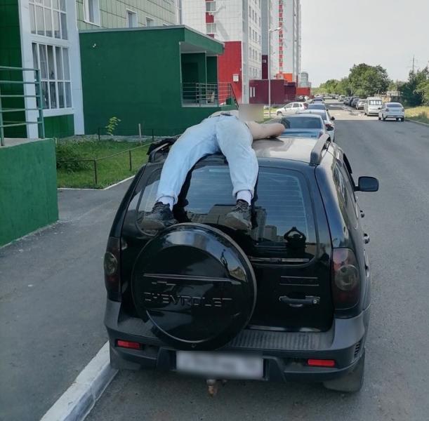 В Оренбурге сотрудники Росгвардии задержали мужчину, наносящего повреждения припаркованному автомобилю