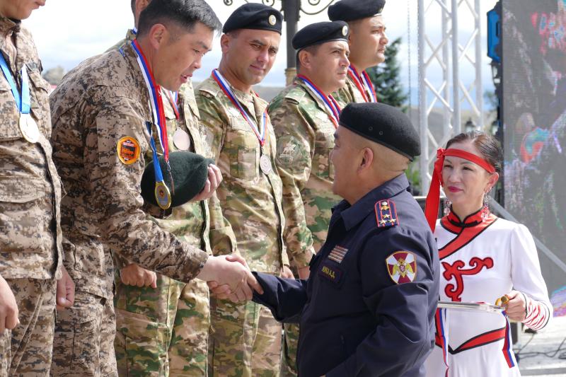 Начальник Управления Росгвардии по Республике Тыва Андрей Кука наградил призёров Международный армейских игр «Военное ралли-2022»