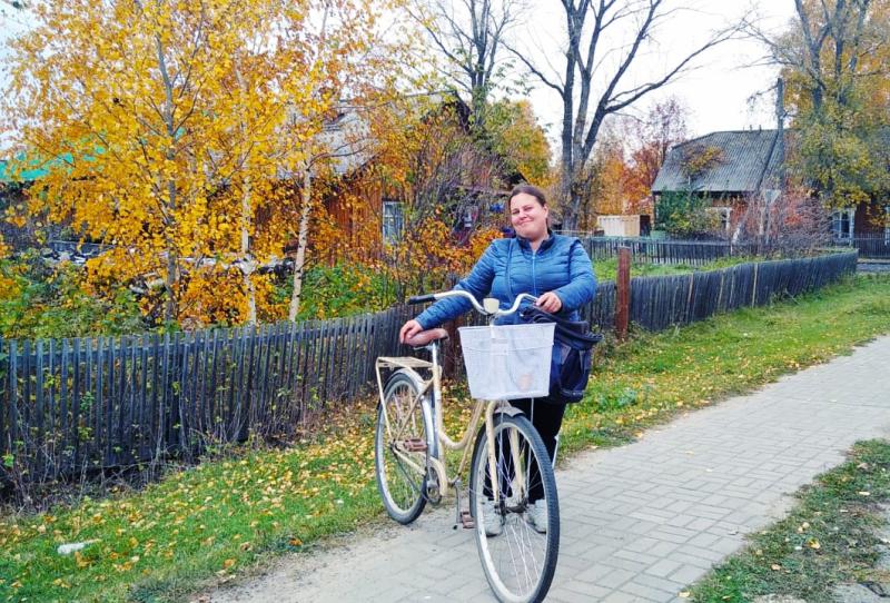Пешком, на велосипеде и самокате: как томские почтальоны доставляют почту