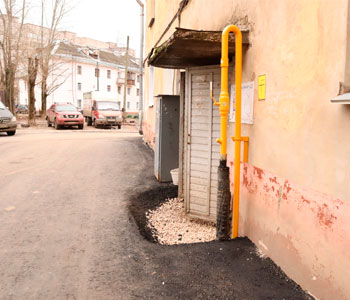 В Кирове подрядчик при ремонте двора «утопил» подъезды в асфальт