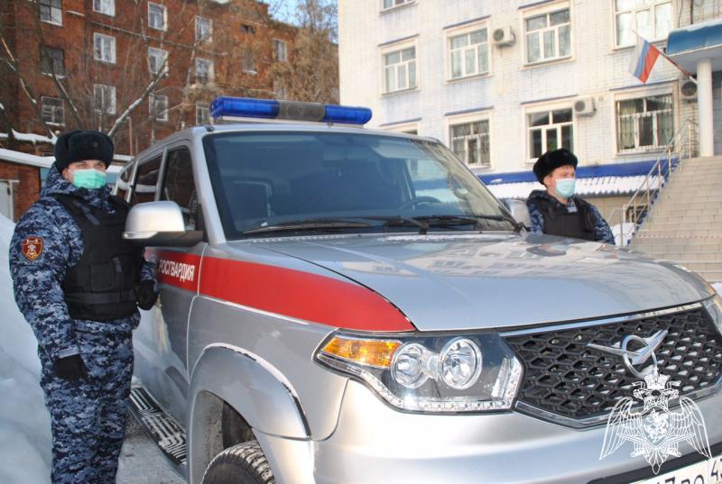 В Кирове росгвардейцы задержали дебошира, подозреваемого в повреждении автомобиля и краже телефона
