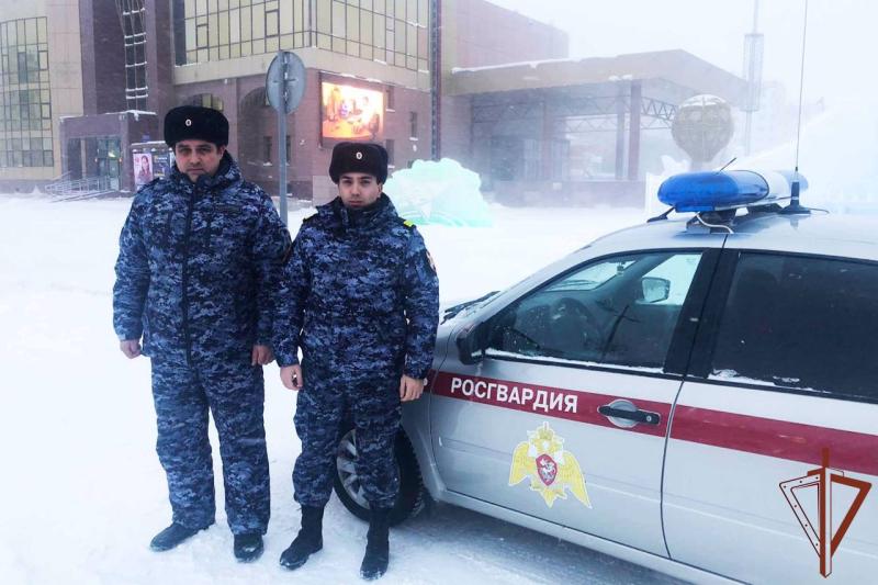 Росгвардейцы на Ямале помогли женщине-водителю выбраться из снежного заноса