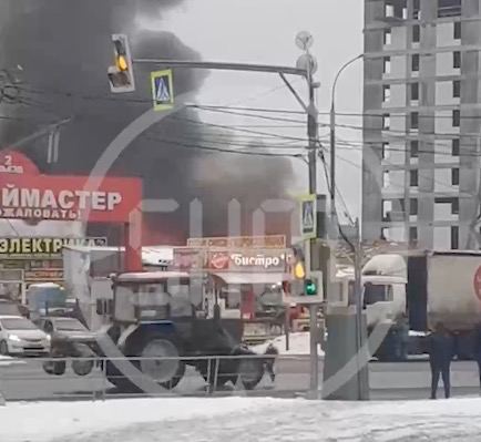 В Москве горят павильоны на рынке "Строймастер"