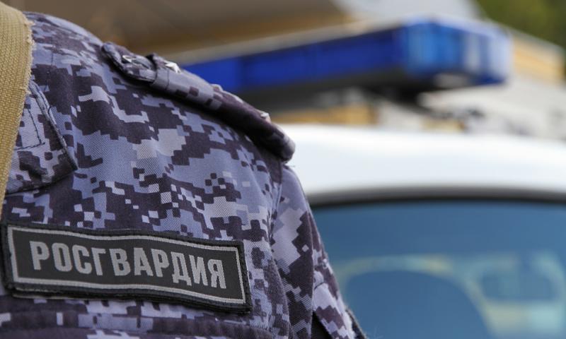 В Новосибирске сотрудники Росгвардии задержали женщину, подозреваемую в угоне автомобиля