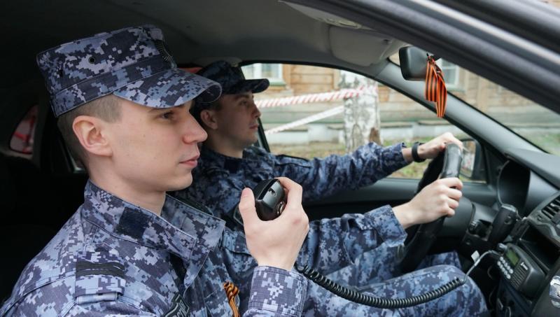 В Кирове росгвардейцы задержали трех граждан в авто по подозрению в хранении наркотиков