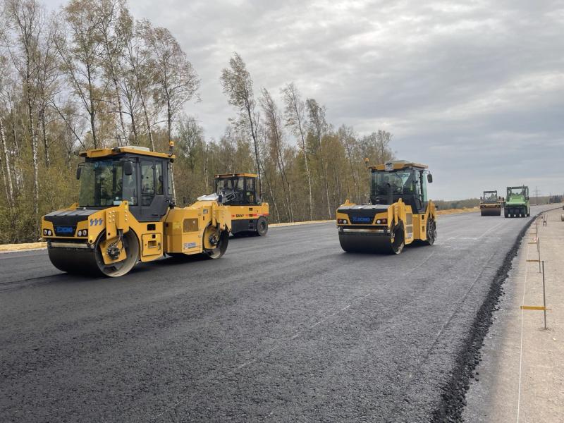 На трассе ЮЛА ведется укладка покрытия из асфальтобетона