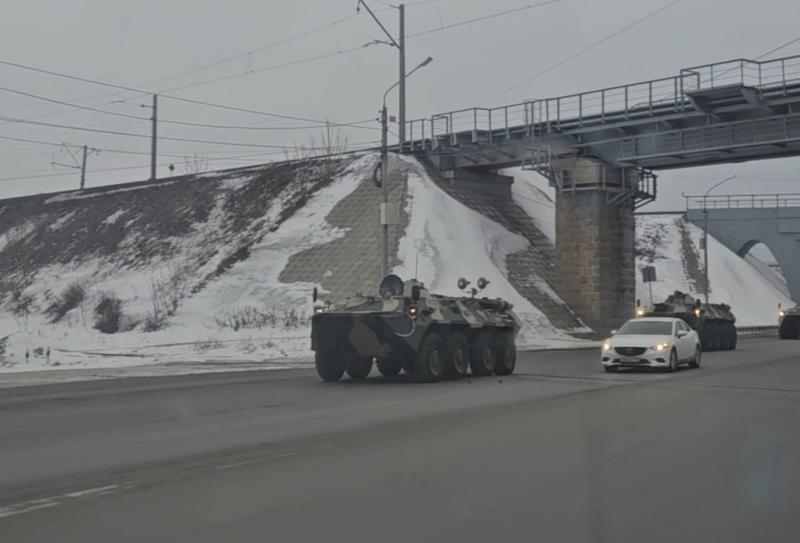 В Новосибирске заметили колонну тяжелой бронетехники
