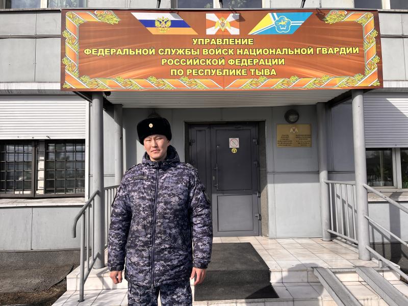 Отважный росгвардеец помог предотвратить  распространение огня на жилые строения в Кызыле