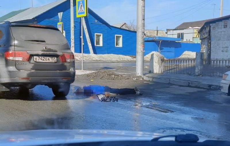 Водители нашли мертвого мужчину на дороге в Новосибирске