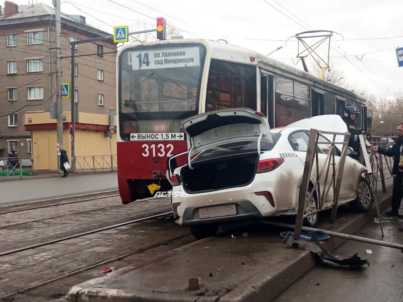 Автомобиль протаранил трамвай в Дзержинском районе Новосибирска