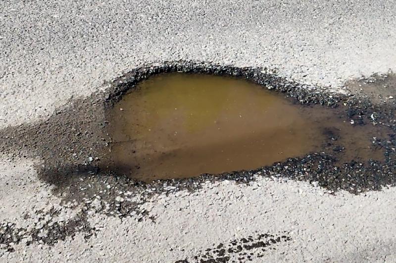 Могут остаться без покрышек и дисков: глубина ям на дорогах Саранска от 5 до 20 см!