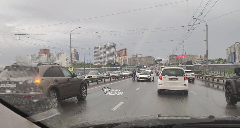 Три автомобиля столкнулись на Октябрьском мосту в Новосибирске