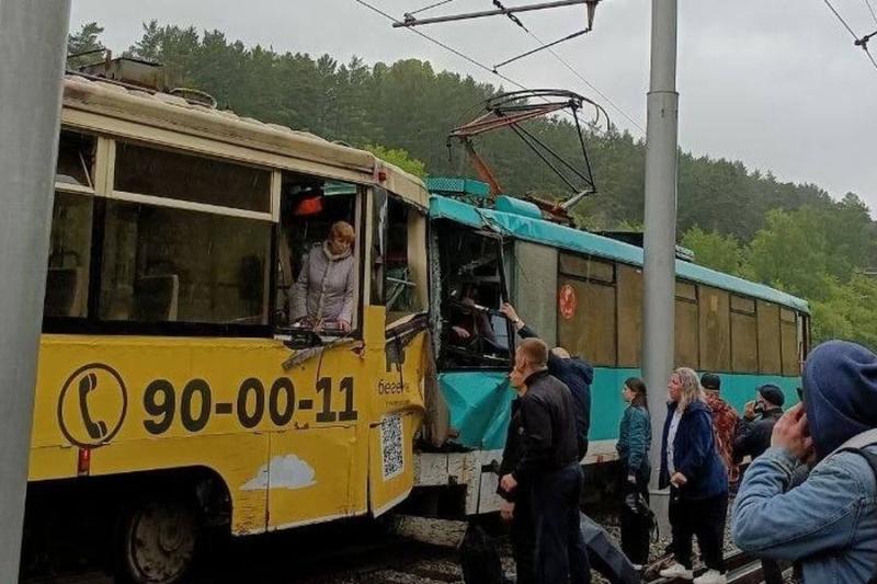 Один пассажир скончался после ДТП с трамваями в Кемерове