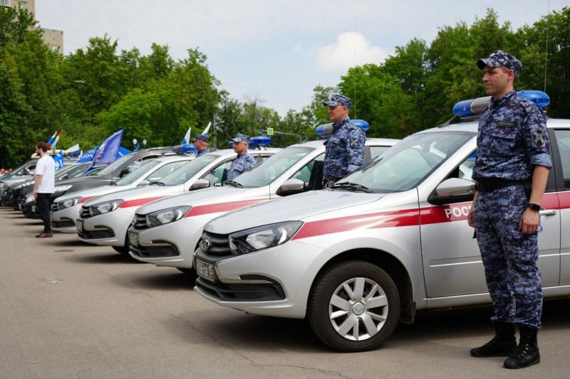 В Подмосковье росгвардейцы приняли участие в масштабном автопробеге, посвященном Дню России