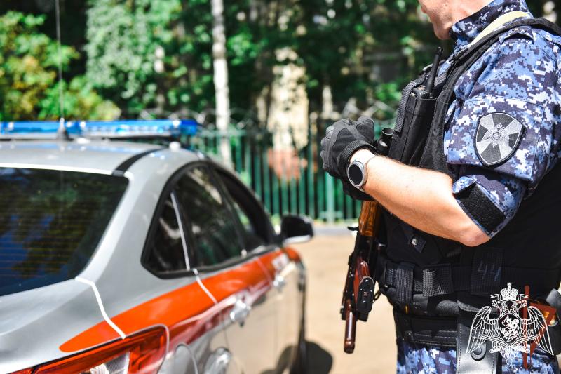 В Московской области сотрудники Росгвардии задержали граждан, подозреваемых в совершении грабежа