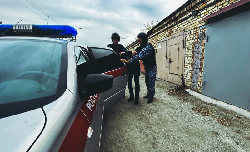 В Пензе росгвардейцы задержали подозреваемого в повреждении чужого автомобиля