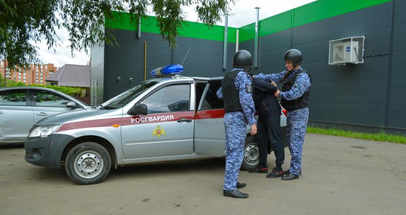 В Пензенской области нетрезвый мужчина врезался в столб на угнанном автомобиле такси