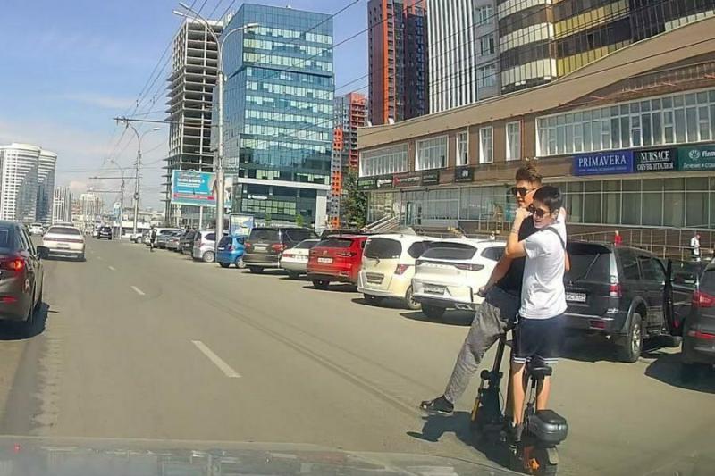 В Новосибирске задержали самокатчика, сбившего на «зебре» женщину с ребенком