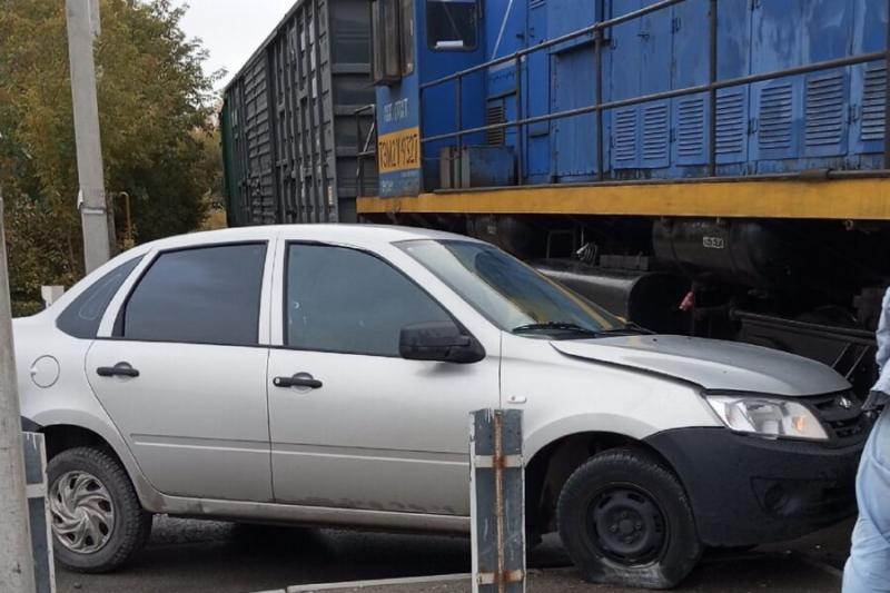 В Новосибирске легковушка врезалась в поезд