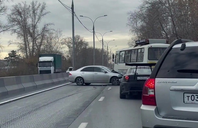 ДТП почти полностью парализовало движение на Мочищенском шоссе — затор растянулся на несколько километров